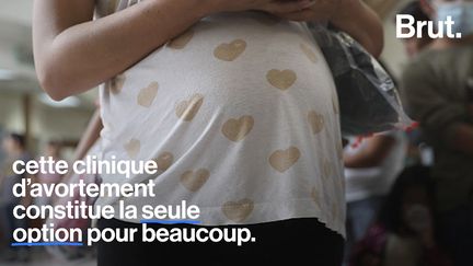 Au Texas, la dernière clinique de la vallée du Rio Grande pratiquant des IVG se situe à deux pas d’un centre anti-avortement. Dans cette région, 13 cliniques pro-avortements ont déjà mis la clé sous la porte.