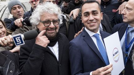 Beppe Grillo (à g.), fondateur du Mouvement 5 étoiles, et Luigi Di Maio, leader du parti, le 4 mars 2018. (ANDREAS SOLARO / AFP)