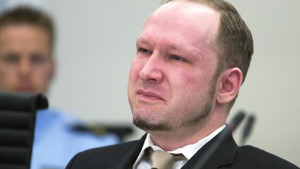 Anders Behring Breivik pleure&nbsp;en visionnant le film de 12 minutes qu'il a fait &agrave; partir de dessins et de photos notamment et qu'il avait diffus&eacute; sur internet le jour des attaques. (HEIKO JUNGE / AFP)