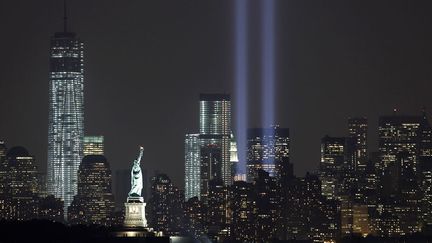 Comme chaque ann&eacute;e depuis 2002, l'installation "Tribute in light" comm&eacute;more les attentats du 11 septembre 2001 &agrave; New York (Etats-Unis), le 10 septembre 2013. (GARY HERSHOM / REUTERS)