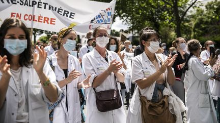 Des soignants manifestent devant le ministère de la Santé pour demander une hausse des moyens pour l'hôpital, le 16 juin 2020 à Paris. (YANN CASTANIER / HANS LUCAS / AFP)