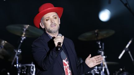 Le chanteur anglais Boy Georges sur scène lors du festival de Monte Carlo le 20 août 2014. (VALERY HACHE / AFP)