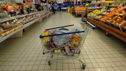 Un caddie chargé de nourriture dans un supermarché (archives) (AFP / Mychele Daniau)