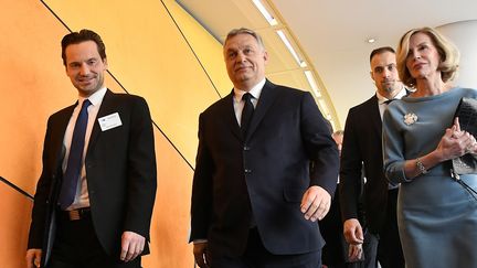 Le Premier ministre hongrois, Viktor Orban (au centre), arrive à l'assemblée politique du PPE, le 20 mars 2019 à Bruxelles. (EMMANUEL DUNAND / AFP)