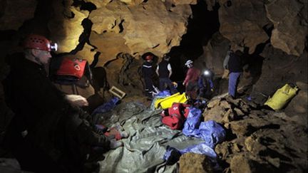 Sauveteurs au travail dans la grotte de le Dragonnière (gorges de l'Ardèche) le 10 octobre 2010. (AFP - PHILIPPE DESMAZES)