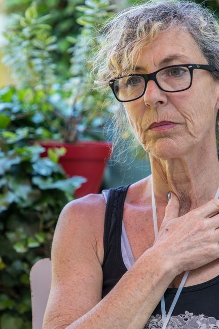 Dans son jardin, le 17 juin 2019,&nbsp;Isabelle évoque les raisons qui l'ont conduite à cesser d'exercer le métier d'assistante familiale.&nbsp; (YANN THOMPSON / FRANCEINFO)