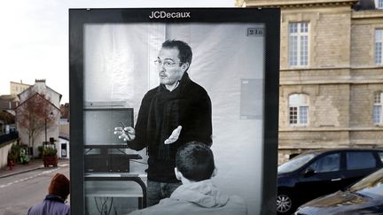 Un poster hommage à Samuel Paty, affiché à Conflans-Sainte-Honorine, le 3 novembre 2020. (THOMAS COEX / AFP)