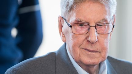 Reinhold Hanning,&nbsp;ancien gardien d'Auschwitz,&nbsp;devant le tribunal de Detmold (Allemagne), le 29 avril 2016. (BERND THISSEN / DPA / AFP)