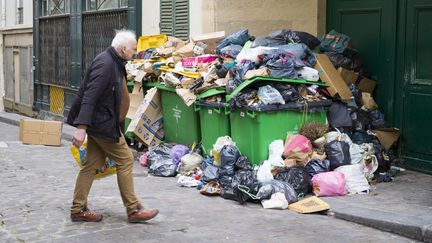 La grève des éboueurs dans une rue de Paris, le 13 mars 2023. (ERIC BRONCARD / HANS LUCAS)