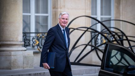 Le Premier ministre Michel Barnier sur le perron de l'Elysée à Paris, le 15 octobre 2024. (XOSE BOUZAS / HANS LUCAS / AFP)