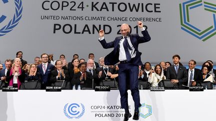 Le président de la COP24, Michal Kurtyka, saute à la fin de la session finale du sommet de la COP24 sur le changement climatique à Katowice (Pologne) le 15 décembre 2018.&nbsp; (JANEK SKARZYNSKI / AFP)