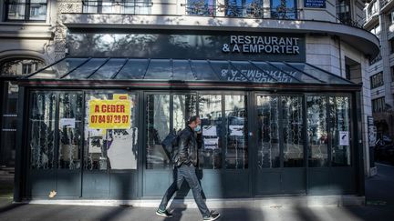 Un restaurant définitivement fermé à Paris, en novembre 2020. (FRED DUGIT / MAXPPP)