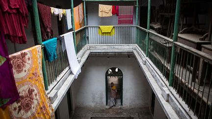 quand le bâtiment appartenait, il y un siècle, à une riche famille de Bénarès. Aujourd’hui, les chambres disposées autour d'une cour sont défraîchies et nues.
 
 (REUTERS / Danish Siddiqui)