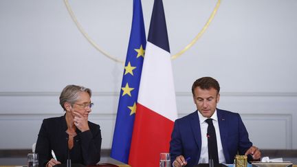 Emmanuel Macron et Elisabeth Borne le 19 juillet 2023 à l'Elysée. (YOAN VALAT / POOL / AFP)