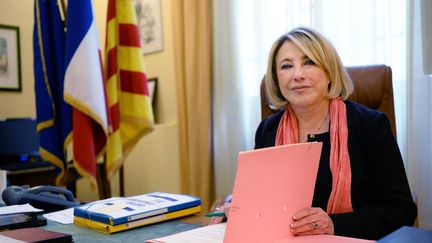 Maryse Joissains, la maire UMP d'Aix-en-Provence (Bouches-du-Rh&ocirc;ne), le 15 novembre 2013, dans son bureau de la mairie d'Aix. (ANNE-CHRISTINE POUJOULAT / AFP)