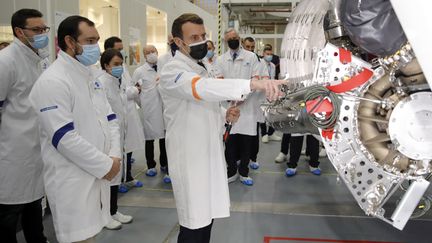 Emmanuel Macron en visite sur le site ArianeGroup de Vernon (Eure), mardi 12 janvier 2021. (CHRISTOPHE ENA / POOL)