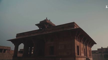 Dernier épisode de notre feuilleton consacré aux villages extraordinaires... Dans ce nouvel épisode, nous partons en direction du nord de l'Inde à la découverte de Fatehpur Sikri. Il s’agit d’une cité ocre, fondée au XVIe siècle. Elle fut pendant douze ans la capitale des Indes. Elle est aujourd'hui une magnifique cité perdue. (France 2)