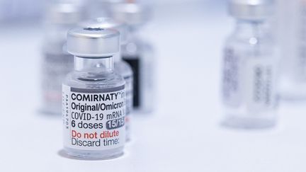 Un flacon du vaccin BA.4/BA.5 de BioNTech/Pfizer contre le virus Corona, le 30 décembre 2022, (MICHAEL MATTHEY / DPA)