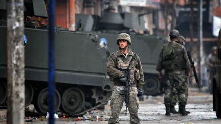 Des soldats de l'amr&eacute;e libanaise patrouillent dans les rues de Tripoli (Liban), le 4 d&eacute;cembre 2013. (IBRAHIM CHALHOUB / AFP)