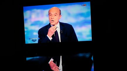 Alain Juppé sur TF1 lors du premier débat de la primaire de la droite et du centre, le 13 octobre 2016 (AURELIEN MORISSARD / MAXPPP)