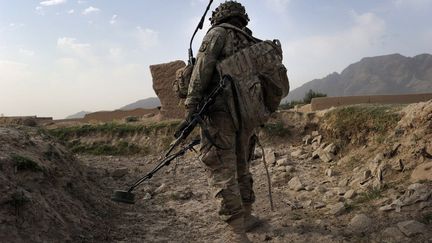 Un soldat am&eacute;ricain sonde un terrain &agrave; la recherche de mines pr&egrave;s de Kandahar (Afghanistan), le 6 ao&ucirc;t 2011. (ROMEO GACAD / AFP)