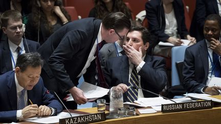 Le&nbsp;représentant permanent de la Russie à l'Onu, Vladimir Safronkov échange avec un assistant le 5 avril 2017 durant la réunion de crise suite à l'attaque chimique à l'Onu.&nbsp; (DREW ANGERER / GETTY IMAGES NORTH AMERICA)