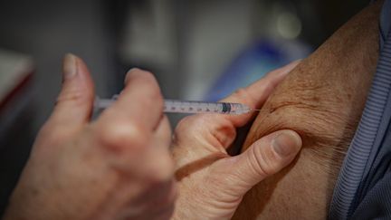 Une personne se fait vacciner contre le Covid-19, le 20 octobre 2023 à Briançon (Hautes-Alpes). (THIBAUT DURAND / HANS LUCAS / AFP)