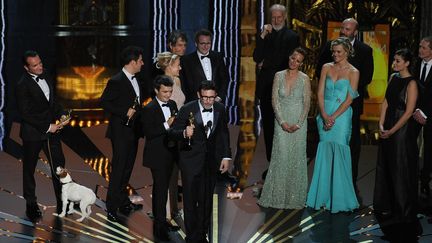 L'équipe du film "The artist" entoure Michel Hazanavicius lors de la remise de l'Oscar du meilleur film en février 2012.
 (ROBYN BECK / AFP)