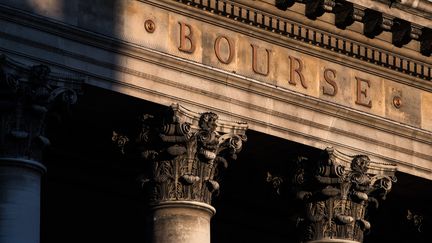 Le fronton de la Bourse de Paris. (JOEL SAGET / AFP)