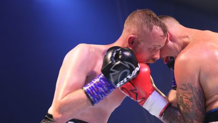 Mevy Boufoudi face à Jonathan Kinner le 30 juillet 2020 à Paris lors du gala de boxe "Le monde d'après". (AURORE VINOT / FIGHTING NATION)