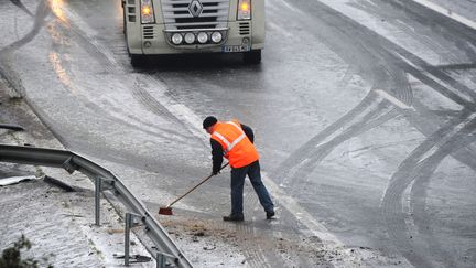 Un agent d'entretien des routes intervient apr&egrave;s un accident sur la RN11 pr&egrave;s de Ferri&egrave;res, entre La Rochelle et Niort.&nbsp; (XAVIER LEOTY / AFP)