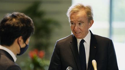 Le président directeur général de LVMH Bernard Arnault à Tokyo le 2 mai 2022. (HIRO KOMAE / POOL)