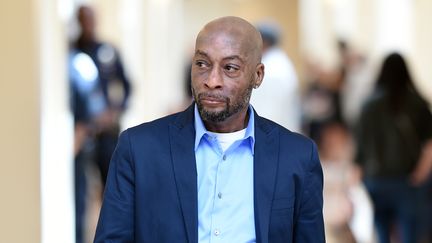 Dewayne Johnson&nbsp;marche dans le&nbsp;tribunal où se déroule son procès contre Monsanto, à San Francisco (Californie), le 9 juillet 2018.&nbsp; (JOSH EDELSON / REUTERS)