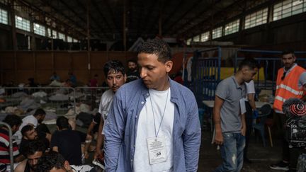 Les survivants après le naufrage du bateau de migrants, dans la nuit de mardi à mercredi, sont rassemblés à Kalamata. (ANGELOS TZORTZINIS / POOL)