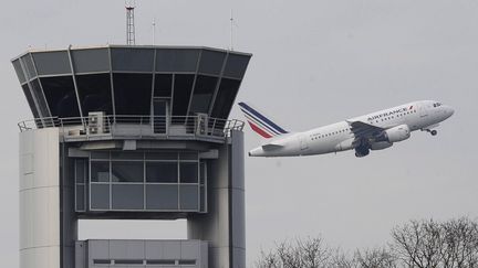 Un avion d&eacute;colle de l'a&eacute;roport de Nantes-Atlantique, le 17 janvier 2013. (MAXPPP)