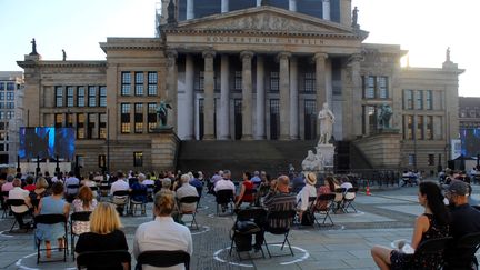 Le public assiste à la première de la version Fura dels Baus de l'opéra "Le Braconnier"  devant le Konzerthaus de Berlin (illustration),le 18 juin 2021.  (MAR?A ALONSO MARTOS / EFE)