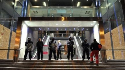 Les policiers montent la garde devant un complexe commercial et hôtelier à Birmingham, le 9 août 2011. (AFP - Paul Ellis)