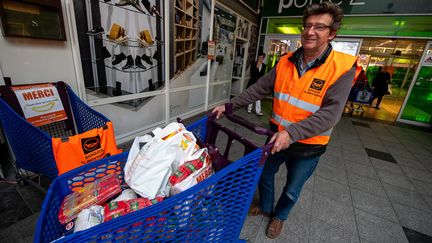 Un bénévole de la banque alimentaire collecte des denrées à Wasquehal (Nord), le&nbsp;29&nbsp;novembre 2018. (MAXPPP)