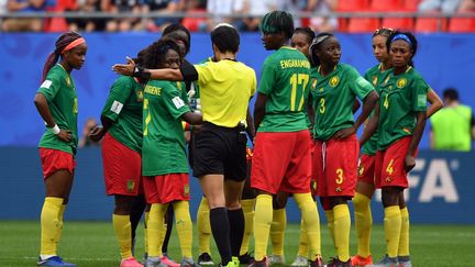 L'équipe du Cameroun, ici, lors de leur match contre l'Angleterre en 16ème de finale de&nbsp;la Coupe du monde féminine de football en France, le 23 juin 2019. (PHILIPPE HUGUEN / AFP)