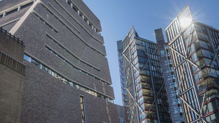 A gauche, la Switch House, nouveau bâtiment de la Tate Modern à Londres, dont la terrasse offre une vue plongeante sur l'intimité des habitants des immeubles en verreà droite les immeuble du Neo Bankside, entièrement en verre (à droite)
 (Guy Bell / Shutterstock / SIPA)