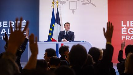 Emmanuel Macron lors de sa conférence de presse donnée le 16 janvier 2024 au palais de l'Elysée. (CHRISTOPHE PETIT TESSON / MAXPPP)