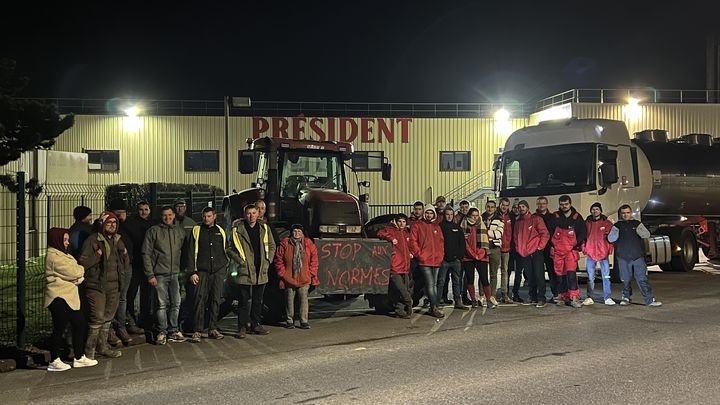 Des éleveurs laitiers devant l'usine Lactalis d'Isigny-le-Buat (Manche), le 29 janvier 2024. (ROBIN PRUDENT / FRANCEINFO)