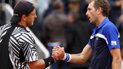 Lucas Pouille serre la main de Julien Benneteau, lors de Roland-Garros 2016 (ELLA LING / BACKPAGE IMAGES LTD)