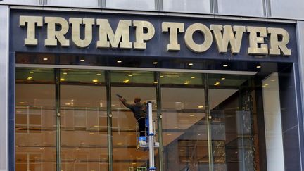 Un homme nettoie les vitres de l'entrée d'une des "Trump Tower" new-yorkaises, le 11 novembre 2016. (RICHARD DREW / AP / SIPA)