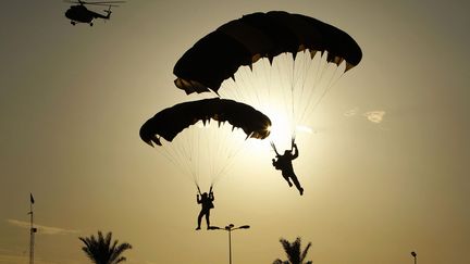Des parachutistes atterissent &agrave; Tripoli (Libye), le 16 novembre 2011. (MOHAMMED SALEM / REUTERS)