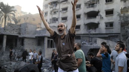 Un homme s'exclame après une frappe israélienne sur la bande de Gaza, le 14 octobre 2023. (YASSER QUDIH / AFP)