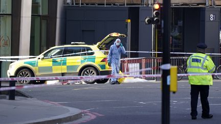 Un policier près du London bridge, le 30 novembre 2019, où a eu lieu une attaque terroriste la veille.&nbsp; (NIKLAS HALLE'N / AFP)