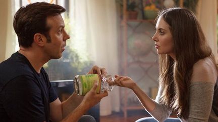 Jason Sudeikis et Alison Brie dans "Jamais entre amis"
 (La Belle Company)