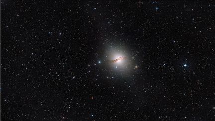  (Une photographie de la galaxie elliptique Alpha du Centaure. © Agence spatiale européenne (ESA))