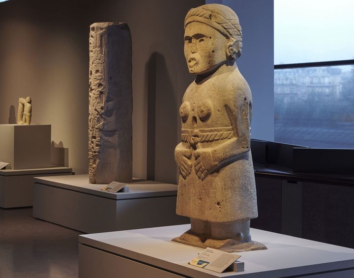 Sculpture féminine 51, Castillo de Teayo, Veracruz, Mexique, 900-1521, exposée au musée du Quai Branly dans l'exposition "Les Olmèques et les civilisations du golfe du Mexique" (© musée du quai Branly - Jacques Chirac, photo Léo Delafontaine)